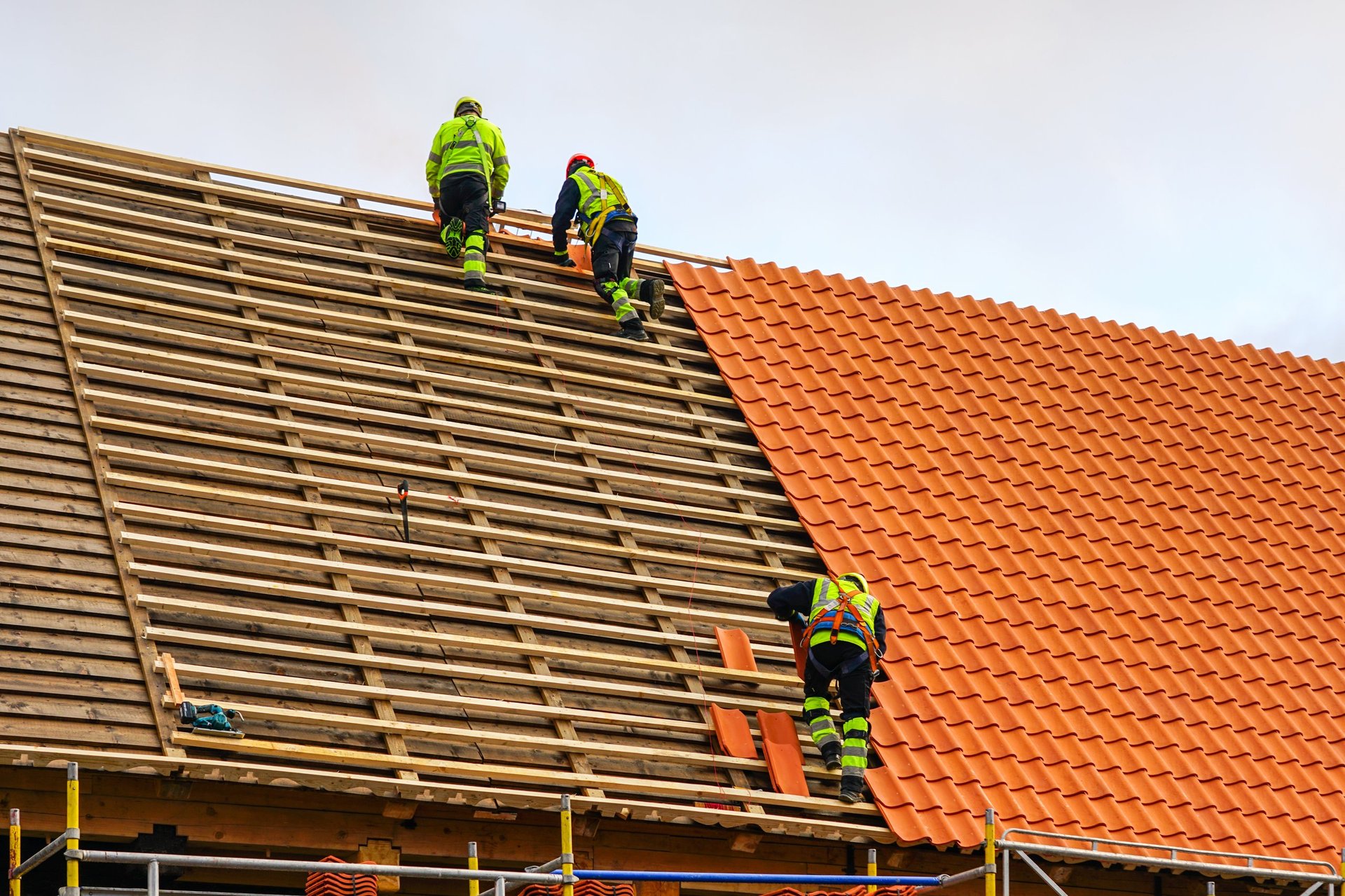 Dachdecker Team bei der Arbeit